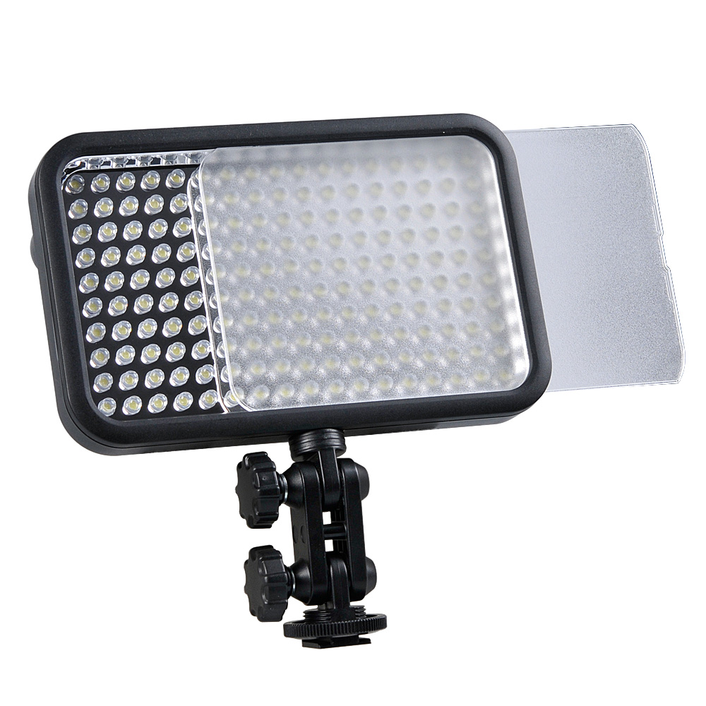 1373351220_196 Godox Led 170 on suorakulmainen LED-videovalaisinpaneeli, jossa on musta runko, säädettävä kiinnityskannatin ja valkoinen diffuusori, joka peittää osittain puolet LED-valoista.