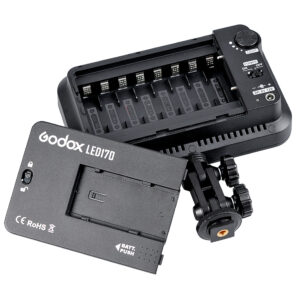1373351225_850 Godox Led 170 -videovalaisin, jossa on akkulaturi ja säädettävä kiinnitysteline, näkyy ylhäältäpäin valkoisella pohjalla, jossa näkyvät akkupaikat ja säätöpyörät.