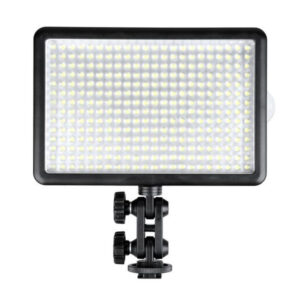 1424759323_766 Godox LED 308Y on suorakulmainen LED-videovalaisinpaneeli, jossa on useita pieniä polttimoita ja joka on asennettu säädettävään mustaan kiinnikkeeseen, jossa on nupit paikannusta varten.