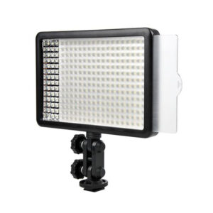 1424759326_136 Godox Led 308Y on suorakulmainen LED-videovalaisinpaneeli, jossa on säädettävät säätönupit, kiinnityskannatin ja läpikuultava diffuusori sivulla.