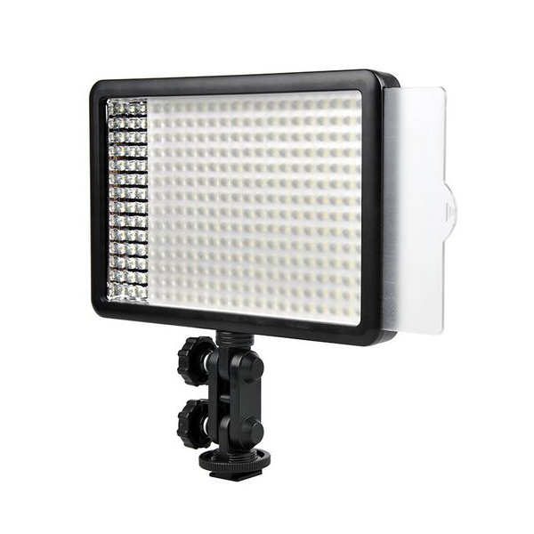 1424759326_136 Godox Led 308Y on suorakulmainen LED-videovalaisinpaneeli, jossa on säädettävät säätönupit, kiinnityskannatin ja läpikuultava diffuusori sivulla.