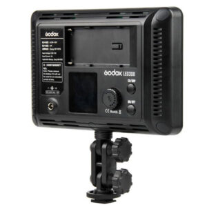 1424759330_306 Musta Godox Led 308Y -videovalaisin näkyy takaa, ja siinä on ohjauspaneeli, paristopaikka, säätönupit ja kiinnike.