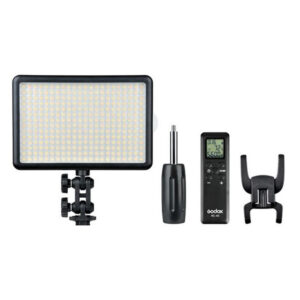1424759332_199 Godox Led 308Y, suorakulmainen LED-videovalaisinpaneeli, sisältää kiinnikkeen, kaukosäätimen, virtalähteen ja klipsin lisävarusteen, jotka kaikki on sijoitettu vierekkäin valkoiselle taustalle.