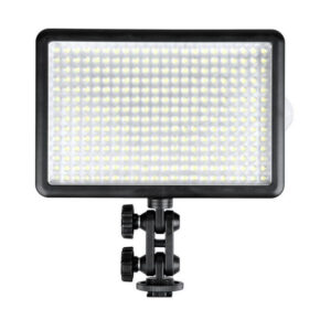 1424759478_782 Godox Led 308W on suorakulmainen LED-paneelivalaisin, jossa on useita pieniä LED-valoja, jotka on asennettu säädettävään mustaan kiinnikkeeseen, jossa on nupit helppoa asemointia varten.