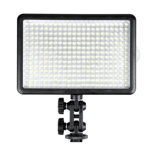 1424759478_782 Godox Led 308W on suorakulmainen LED-paneelivalaisin, jossa on useita pieniä LED-valoja, jotka on asennettu säädettävään mustaan kiinnikkeeseen, jossa on nupit helppoa asemointia varten.