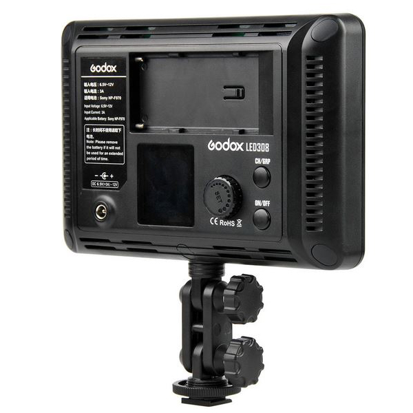 1424759485_984 Godox Led 308W suorakulmaisen videovalaisimen takanäkymä, jossa korostuvat sen ohjauspaneeli, akkupaikka, tuuletus ja säädettävä kiinnitysteline nupilla.