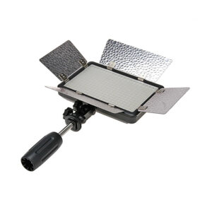 1446963100_966 Godox Led 308W II on suorakulmainen LED-videovalaisin, jossa on neljä säädettävää hopeista lato-ovea ja musta kahva alla käsikäyttöä varten.