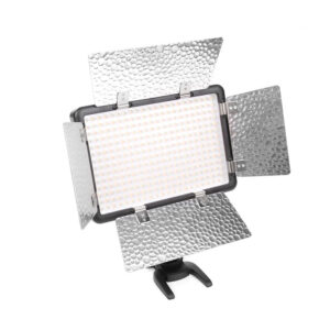 1446963154_802 Godox Led 308C II on suorakulmainen LED-studiovalopaneeli, jossa on neljä säädettävää hopeista lato-ovea ja joka on asennettu mustaan jalustaan, ihanteellinen valokuvaukseen tai videovalaistukseen.