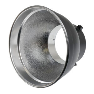 1447010226_001 Godox Standard Reflector 7" -heijastimessa Bowens-kiinnityksellä on hopeinen, kuvioitu sisäpuoli ja pyöreä keskiaukko, kuvattuna kulmassa valkoista taustaa vasten.