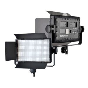 1447095736_073 Godox LED 500Y Tungsten Barndoorilla on ammattikäyttöön tarkoitettu LED-paneelivalaisin jalustalla, jossa on valaistut etulehdet ja takaosan virtasäätimet, joissa on paristopaikat.