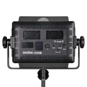 1448269121_242 Godox LED 500Y Tungsten -valaisimen takakuvassa Barndoorilla näkyvät ohjauspainikkeet, akkupaikat, tuuletusaukot ja jalustan kiinnityskannatin.