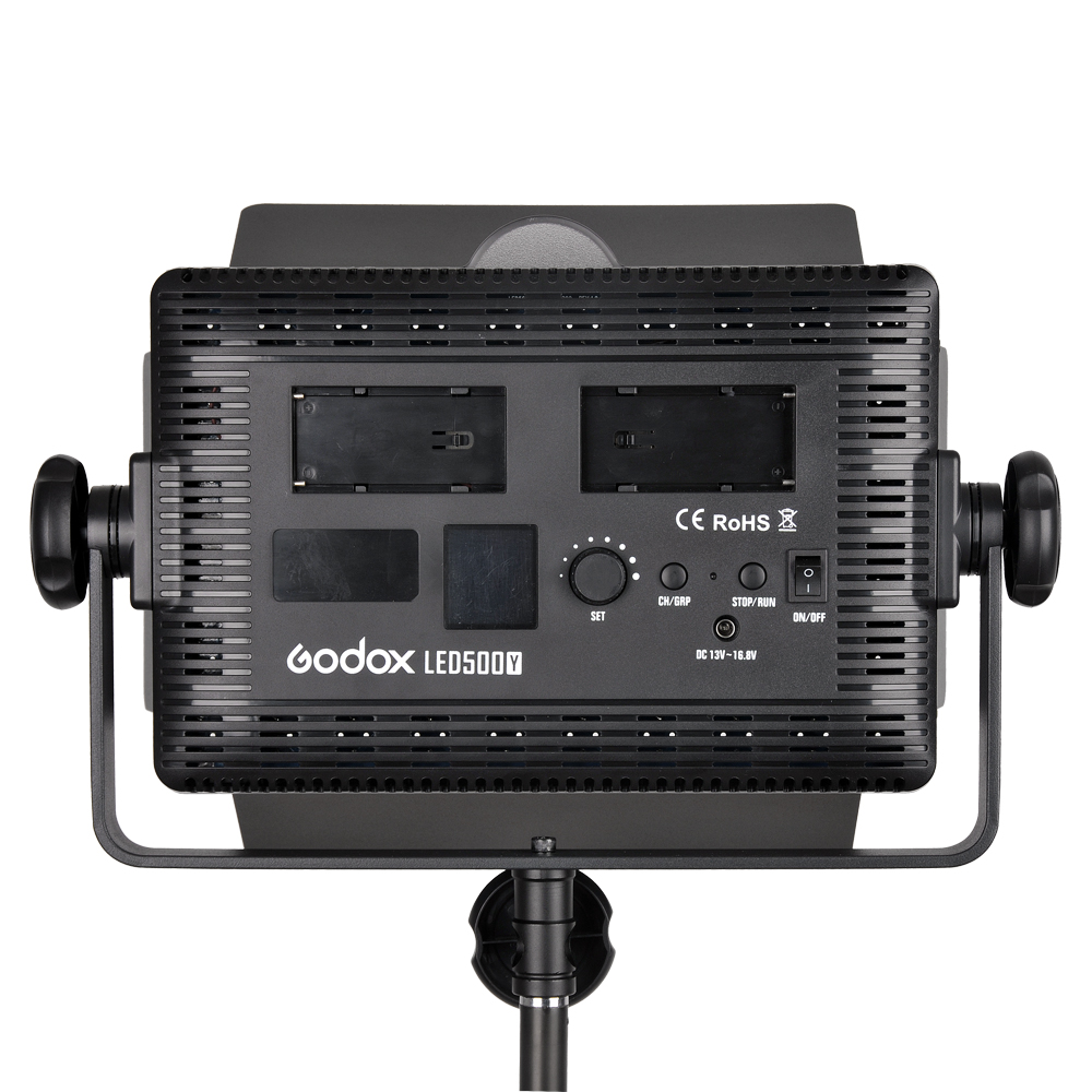 1448269121_242 Godox LED 500Y Tungsten -valaisimen takakuvassa Barndoorilla näkyvät ohjauspainikkeet, akkupaikat, tuuletusaukot ja jalustan kiinnityskannatin.