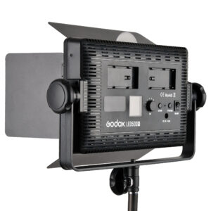 1448269121_407 Godox LED 500Y Tungsten -videovalaisinpaneeli, jossa on säädettävät lato-ovet, ohjauspainikkeet ja kaksi paristopaikkaa, on asennettu valotelineeseen ja katsottu takaa.