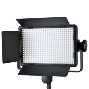 Godox LED 500C Bi-Color Barndoorilla on jalustalle asennettu suorakulmainen LED-studiovalaisin, jossa on säädettävät ladon ovet ja joka säteilee kirkkaan valkoista tai lämmintä valoa.