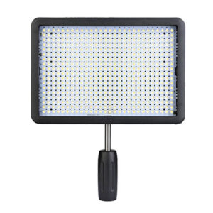1461061398_627 Godox LED 500L-C Bi-Color on suorakulmainen paneelivalaisin, jossa on musta runko ja lukuisia pieniä LED-lamppuja, jotka on asennettu kahvaan käsikäyttöä varten, kuvassa valkoista taustaa vasten.
