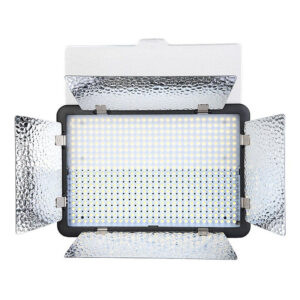 1461061466_201 Godox LED 500LR-W Daylight on suorakulmainen paneelivalaisin, jossa on rivejä pieniä LED-lamppuja ja neljä säädettävää, kuvioidun hopeanväristä lato-ovea valon suuntaamiseksi, kuvassa valkoista taustaa vasten.
