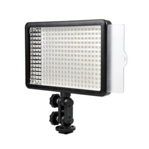 1472713566_396 Godox Led 308C on suorakulmainen LED-videovalaisinpaneeli, jossa on läpikuultava diffuusori, säädettävä kiinnike ja kaksi säätönuppia ja joka on suunniteltu käytettäväksi kameroiden tai valokuvauslaitteiden kanssa.