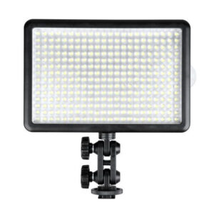 1472713566_923 Godox Led 308C on suorakulmainen LED-videovalaisinpaneeli, jossa on pienten LEDien ruudukko, joka on asennettu säädettävään mustaan kiinnikkeeseen, jossa on nupit kulman säätöä varten, ja joka näkyy eristettynä valkoisella pohjalla.