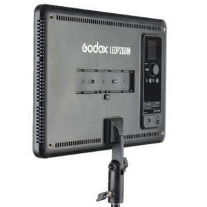 1485336083_226 Godox Led P260C:n takanäkymä jalustalle asennettuna, jossa näkyy sen ohjauspaneeli, tuuletusaukot ja akkukilpi.