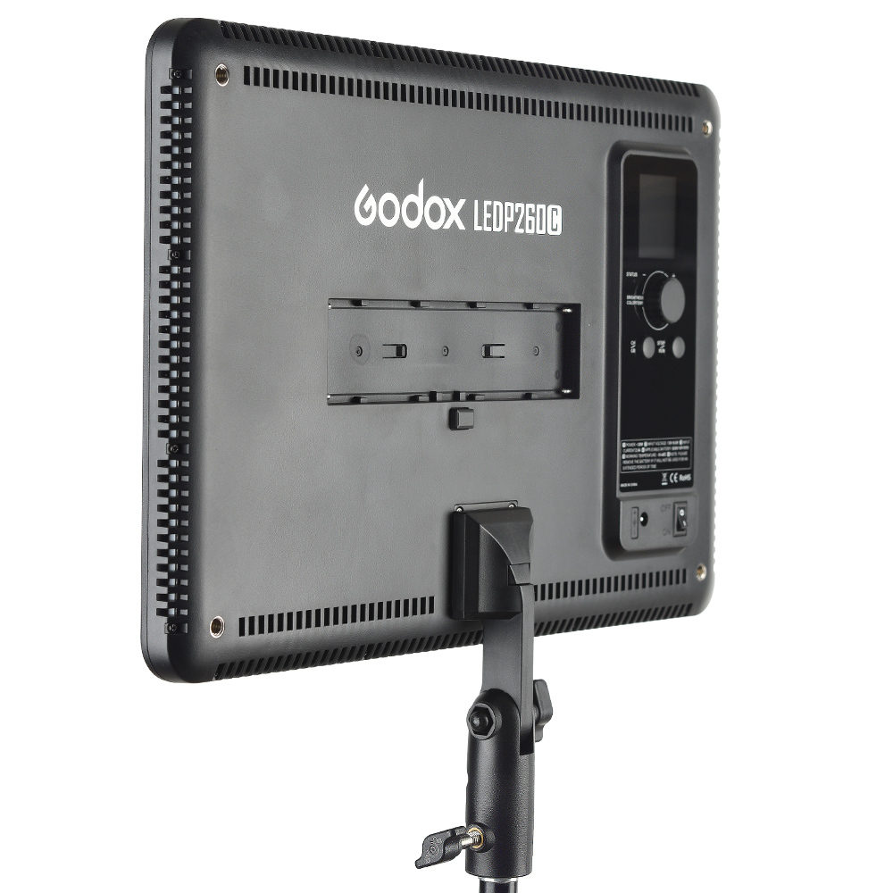 1485336083_226 Godox Led P260C:n takanäkymä jalustalle asennettuna, jossa näkyy sen ohjauspaneeli, tuuletusaukot ja akkukilpi.