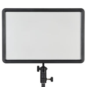 1485336083_272 Godox Led P260C, suorakulmainen LED-paneelivalaisin, jossa on musta kehys, on asennettu jalustalle ja näytetään valkoista taustaa vasten.