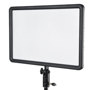 1485336083_621 Godox Led P260C, suorakulmainen LED-paneelivalaisin, jossa on musta runko, on asennettu säädettävään jalustaan ja näytetään hieman sivukulmasta valkoista taustaa vasten.