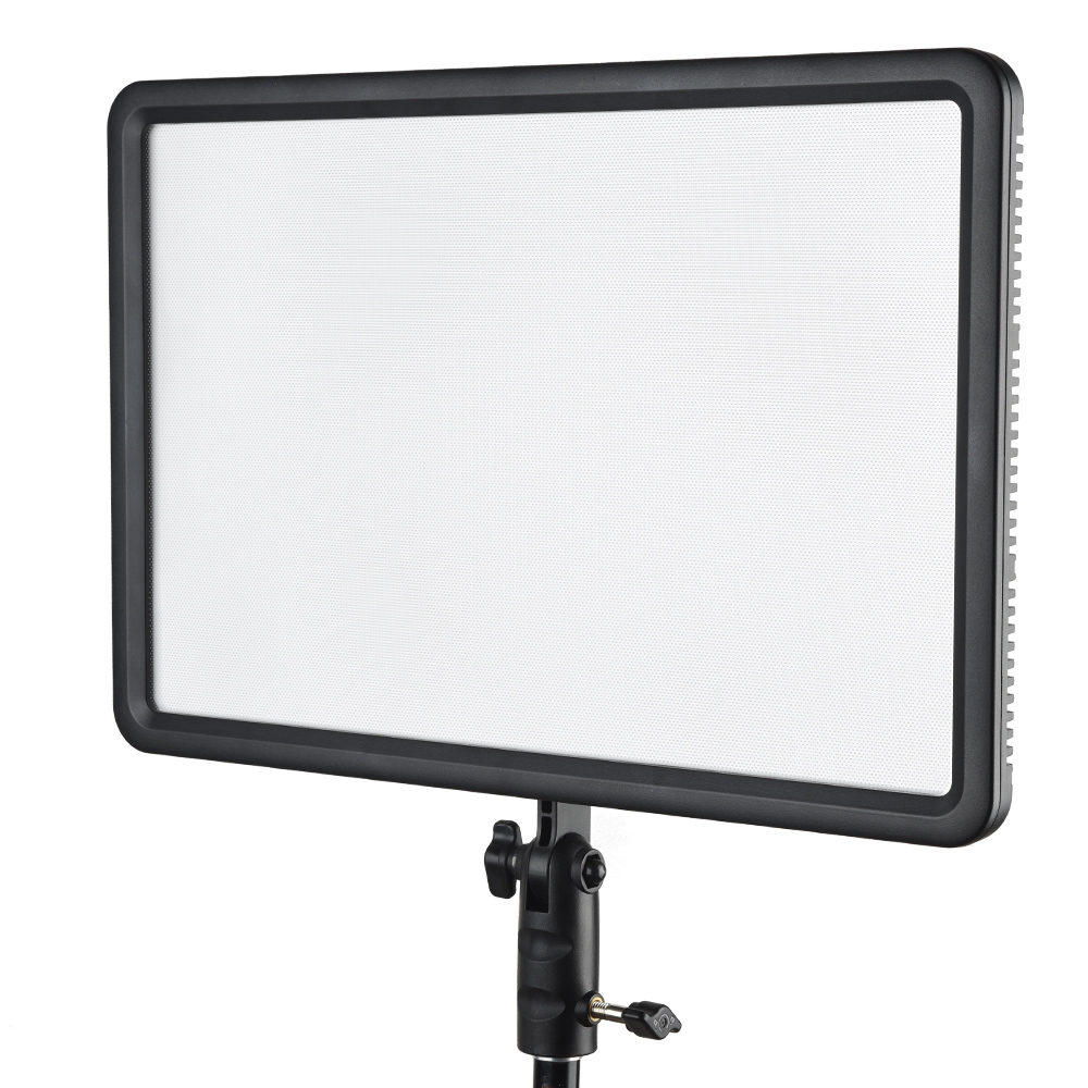 1485336083_621 Godox Led P260C, suorakulmainen LED-paneelivalaisin, jossa on musta runko, on asennettu säädettävään jalustaan ja näytetään hieman sivukulmasta valkoista taustaa vasten.