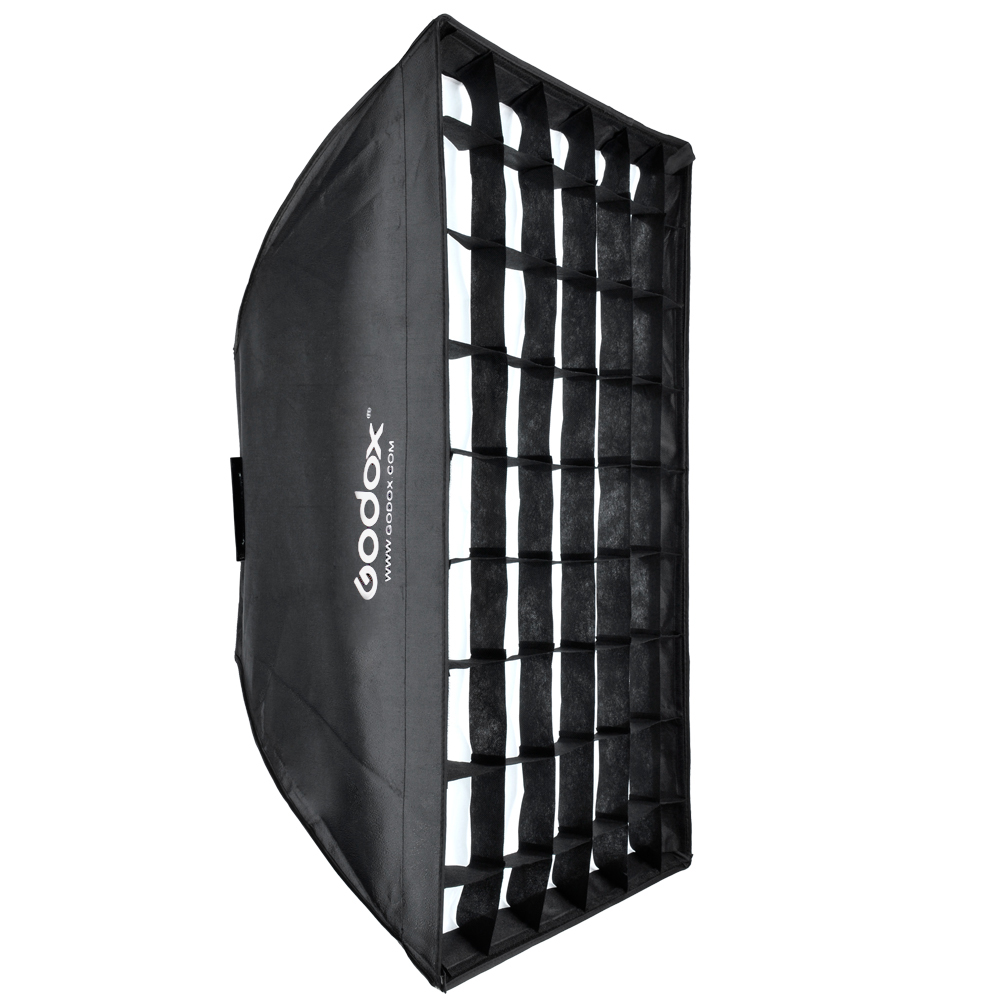 1501750938_323 Godox SL60IID Duo Pro Kit -LED-valo, joka sisältää mustan softboxin, jossa on ritilä valon tarkkaan hallintaan valokuvauksessa, on kuvattu kulmassa, jossa sen näkyvät ritiläkennot ohjaavat valoa.