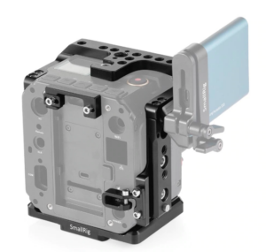 1544521577_655 SmallRig 2264 Cage for Z cam E2 Camera, musta metallihäkki, jossa on useita kiinnityspisteitä, kiinnitetään kameran runkoon. Sininen ulkoinen SSD-asema kiinnitetään häkin kylkeen siihen tarkoitetulla kiinnikkeellä.