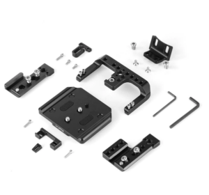 1544521578_305 SmallRig 2264 Cage for Z cam E2 -kameralle sekä ruuvit ja kaksi kuusiokoloavainta on siististi järjestetty valkoiselle pinnalle, jossa näkyvät kaikki mukana toimitetut metallikomponentit kameran kiinnittämistä ja vakauttamista varten.