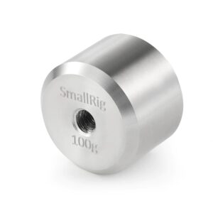 1546514018_843 SmallRig 2284 vastapaino (100 g) DJI Ronin S & Zhiyun Gimbal -vakainta varten on sylinterinmuotoinen hopeinen metallipaino, jossa on kaiverrettu pinta ja keskellä kierteitetty reikä kiinnitystä varten.