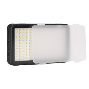 1554880257_139 Godox Led LEDM150 on suorakulmainen LED-valopaneeli, jossa on pienistä keltaisista valoista koostuva ruudukko, joka on osittain peitetty puoliksi läpinäkyvällä valkoisella diffuusorilla.