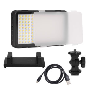 1554880257_401 Godox LEDM150 on kannettava LED-videovalaisinpaneeli, jossa on valkoinen diffuusori, säädettävä kiinnike, puhelimen pidike ja USB-latauskaapeli, kuvassa valkoisella pohjalla.