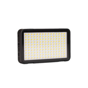 1554880258_207 Godox LEDM150 on suorakulmainen LED-paneelivalaisin, jossa on musta kehys ja useita pieniä LED-valoja ruudukkokuviona sen etupuolella valkoista taustaa vasten.
