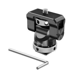 1562913763_209 Mustasta metallista valmistetussa SmallRig 2346 Swivel & Tilt Mount with Cold Shoe -kiinnikkeessä on yläruuvi, kuvioitu säätöpyörä ja sen mukana toimitetaan L-muotoinen kuusiokoloavain, joka on kuvattu vieressä valkoisella pohjalla.
