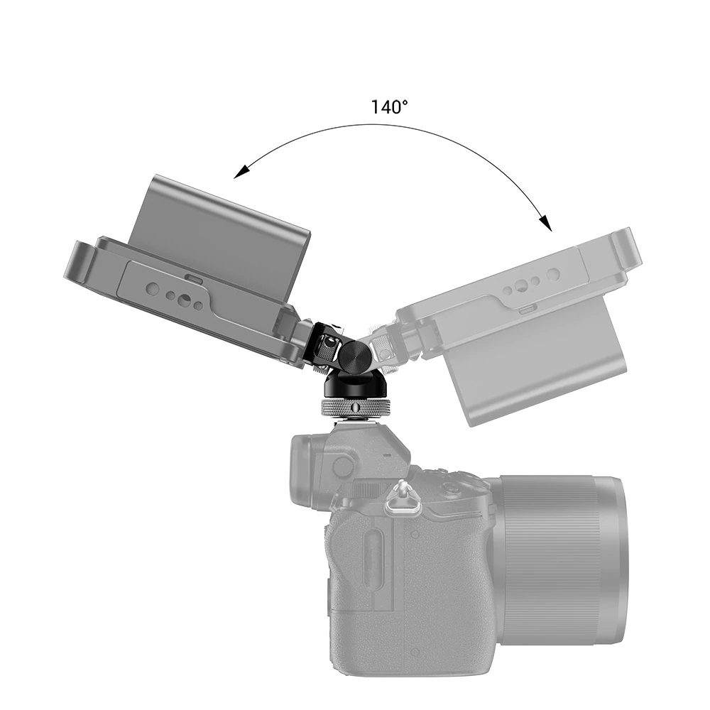 1562913764_721 SmallRig 2346 Swivel & Tilt Mount with Cold Shoe on kuvassa kiinnitettynä digitaalikameraan, ja sen ulkoinen näyttö näkyy kahdessa asennossa ja kaareva nuoli osoittaa 140 asteen kallistusalueen.