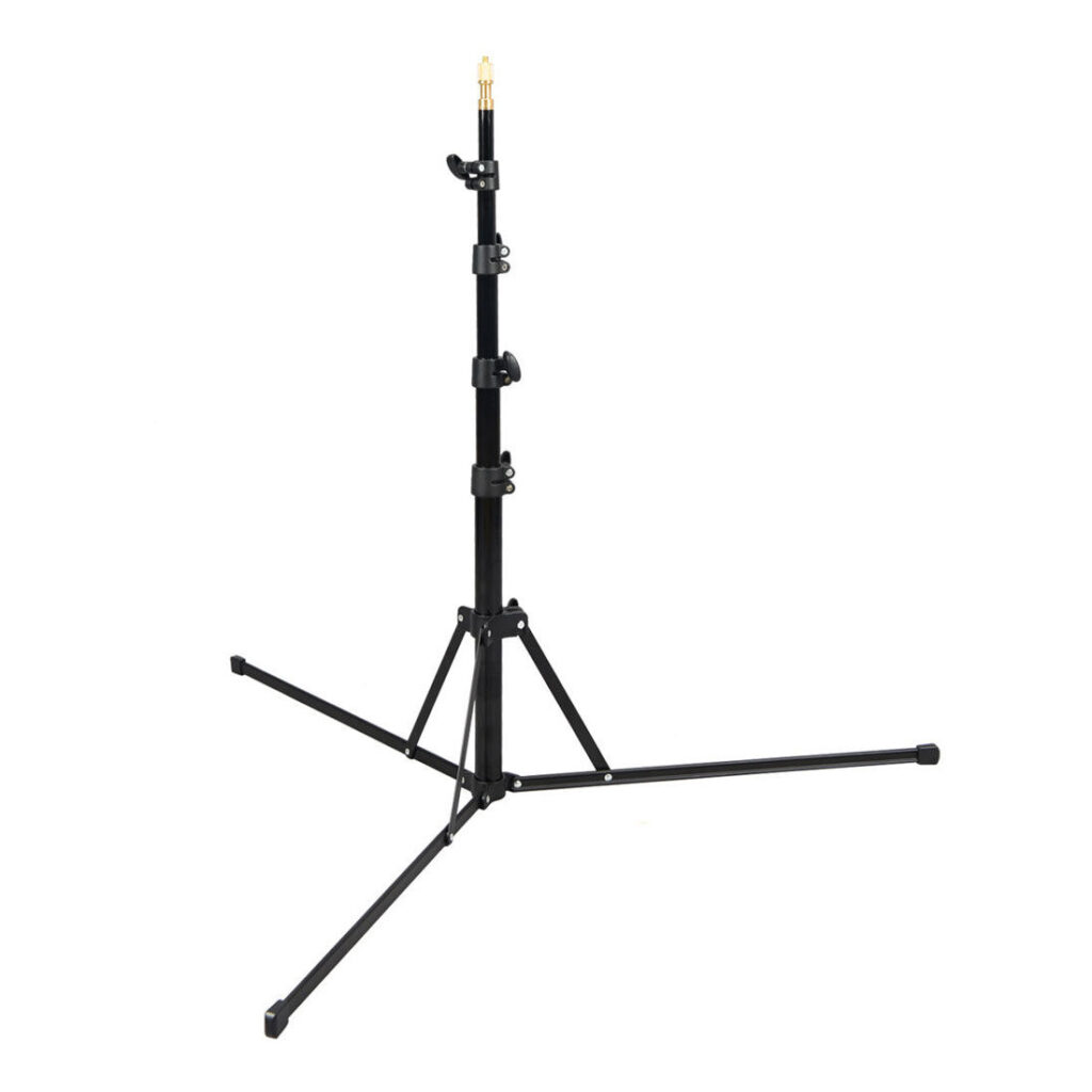 1575289986_056 Godox S30 Light Stand on musta säädettävä kolmijalkainen kolmijalkainen jalusta, jossa on kolme leveää jalkaa ja keskitanko, joka on pidennetty keskikorkeuteen ja joka on suunniteltu valaisulaitteiden tukemiseen valokuvauksessa tai videokuvauksessa.