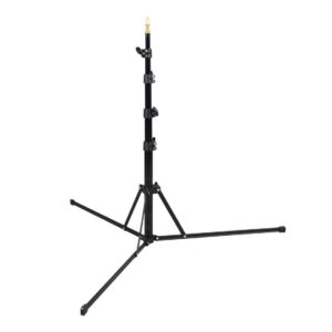 1575289986_056 Godox S30 Light Stand on musta säädettävä kolmijalkainen kolmijalkainen jalusta, jossa on kolme leveää jalkaa ja keskitanko, joka on pidennetty keskikorkeuteen ja joka on suunniteltu valaisulaitteiden tukemiseen valokuvauksessa tai videokuvauksessa.