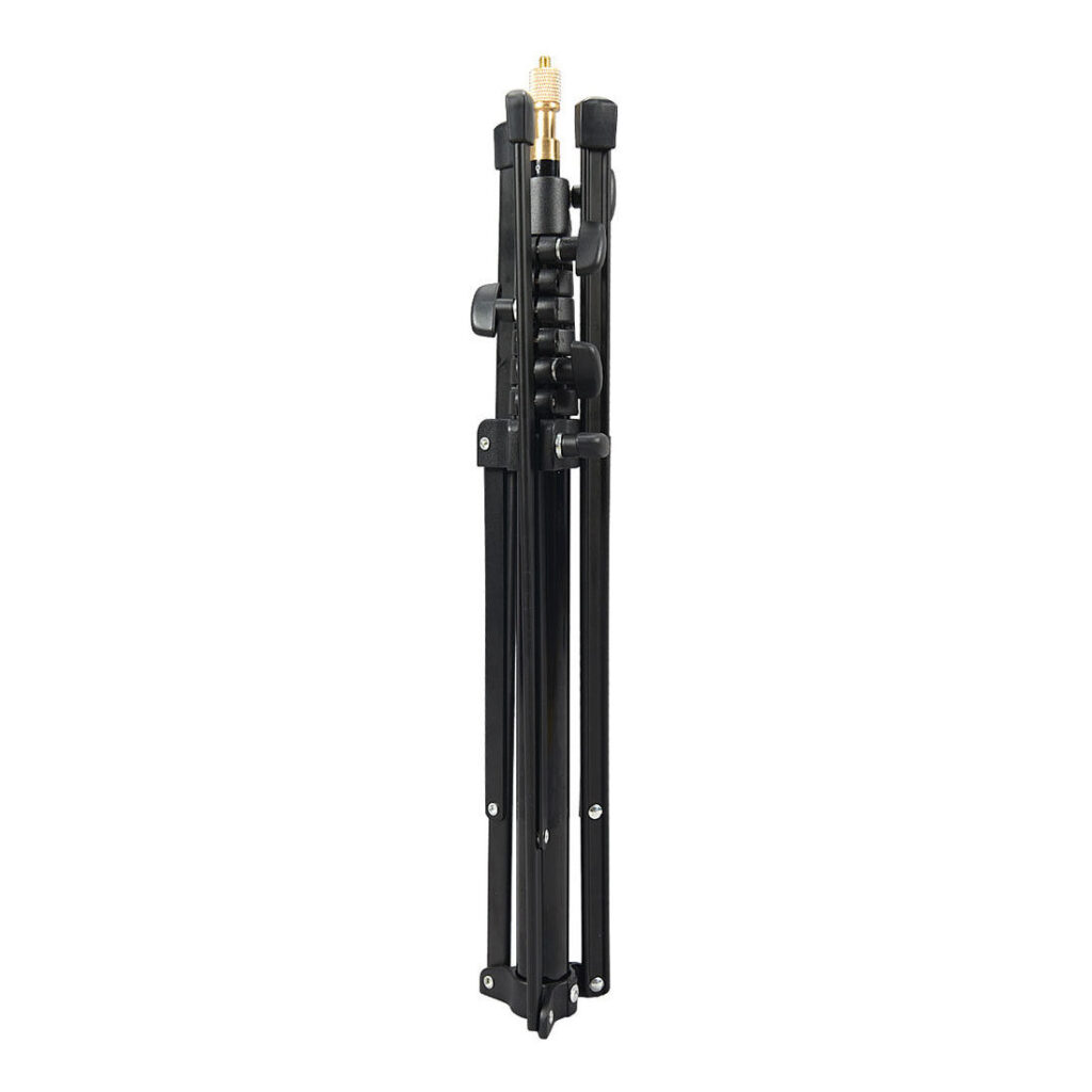 1575289990_166 Godox S30 Light Stand, joka näkyy taitettuna valkoista taustaa vasten, on musta, kokoontaitettava kolmijalka, jonka päällä on kullanvärinen kiinnitysruuvi.