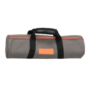 Godox CB-14 Light Stand Bag on harmaasta kankaasta valmistettu sylinterinmuotoinen kantolaukku, jossa on mustat kahvat, oranssi vetoketju ja oranssi suorakulmainen laastari etupuolella - ihanteellinen valaisinjalustojen kuljettamiseen.