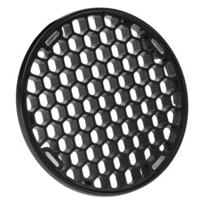 1576224399_720 Godox AK-R15 Grid on musta, pyöreä lisävaruste, jossa on kennokuvioinen, tuuletusaukkoa tai säleikköä muistuttava säleikkö, joka näkyy eristettynä valkoisella pohjalla.