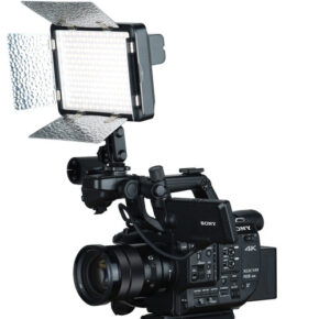 1579519631_342 Ammattikäyttöön tarkoitettu Godox Led LF308BI -paneelivalaisin lato-ovilla, joka on asennettu Sonyn 4K-videokameraan, jossa on erilaisia ohjauspainikkeita, zoom-objektiivi ja sivukahva.