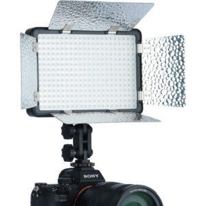 1579519632_261 Godox Led LF308BI, johon on kiinnitetty LED-paneelivalo, jossa on neljä säädettävää, kuvioidun hopeanväristä lato-ovea valon suunnan säätöä varten.