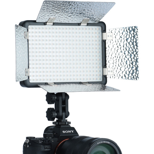 1579519632_261 Godox Led LF308BI, johon on kiinnitetty LED-paneelivalo, jossa on neljä säädettävää, kuvioidun hopeanväristä lato-ovea valon suunnan säätöä varten.