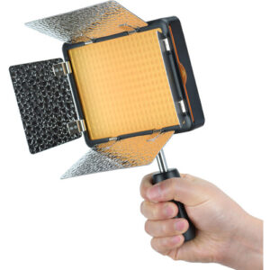 1579519696_840 Kädessä on Godox Led LF308D, kannettava LED-paneelivalaisin, jossa on metalliset lato-ovet, kellertävä diffuusori ja musta kahva - ihanteellinen valokuvaukseen tai videovalaistukseen.