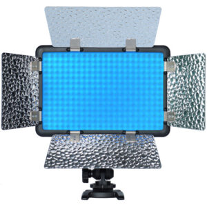 1579519696_972 Godox Led LF308D on suorakulmainen LED-videovalaisinpaneeli, jossa on kirkas sininen hehku ja jota ympäröi neljä säädettävää, hopeanväristä metallista lato-ovea ja joka on asennettu mustaan jalustaan.