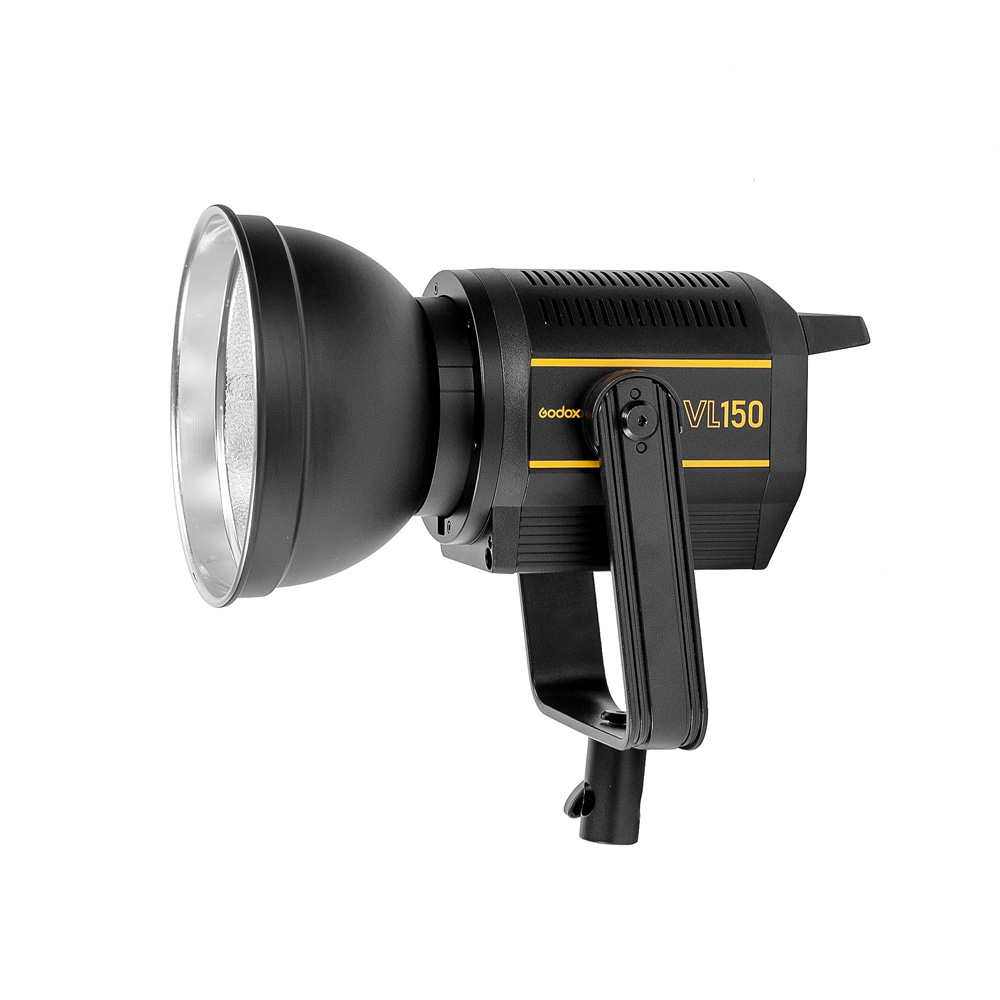 1581609568_575 Godox VL150 Trio Kit -LED-valo -valaisimessa on musta ja keltainen muotoilu, suuri heijastin ja säädettävä kiinnitysteline valkoista taustaa vasten.