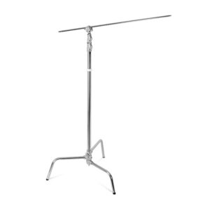 1584954442_934 Godox 270CS C-Stand with Arm & Grip Head 270cm on hopeanvärinen metallinen jalusta, jossa on kolme jalkaa, säädettävä korkeus ja pitkä varsi, ihanteellinen valojen tai laitteiden pitämiseen valokuvauksessa ja elokuvatuotannossa.