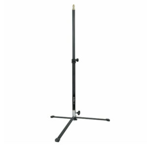1586866038_278 Godox 90F Foldable Floor Light Stand with Removable Base on musta metallinen jalusta, jossa on kolme kokoontaitettavaa jalkaa ja säädettävä keskitanko, ihanteellinen valaisinlaitteiden tukemiseen valokuvauksessa tai videokuvauksessa.