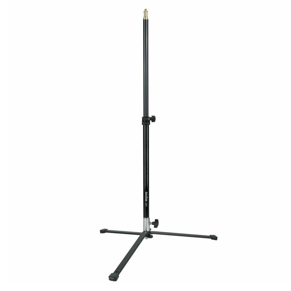1586866038_278 Godox 90F Foldable Floor Light Stand with Removable Base on musta metallinen jalusta, jossa on kolme kokoontaitettavaa jalkaa ja säädettävä keskitanko, ihanteellinen valaisinlaitteiden tukemiseen valokuvauksessa tai videokuvauksessa.